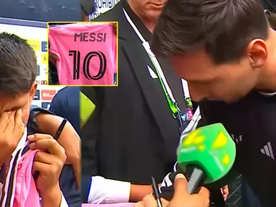 Pol Deportes rompe en llanto tras recibir camiseta firmada por Messi.