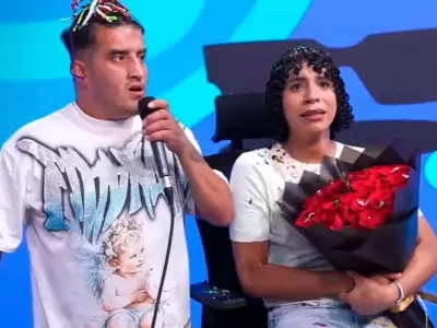 Makanaky sorprende en vivo al tiktoker Valentino con un ramo de rosas