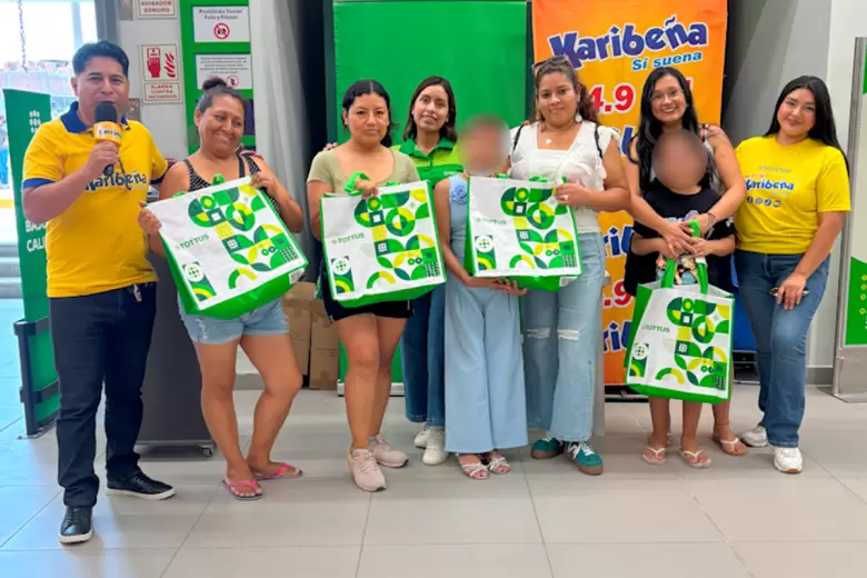 Radio Karibe�a entrega premios a clientes Tottus.