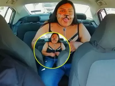 Mujer que asegura ser "therian" es retirada de taxi tras advertencia del conductor.