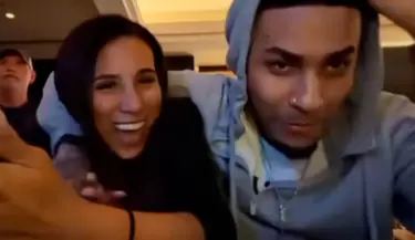 Youna intenta robarle un beso a Samahara Lobat�n tras encontrarse