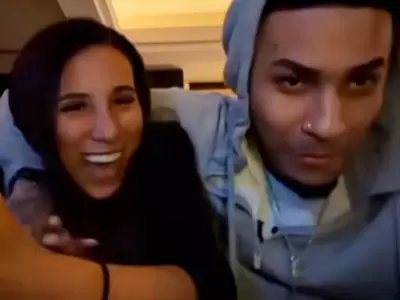 Youna intenta robarle un beso a Samahara Lobat�n tras encontrarse