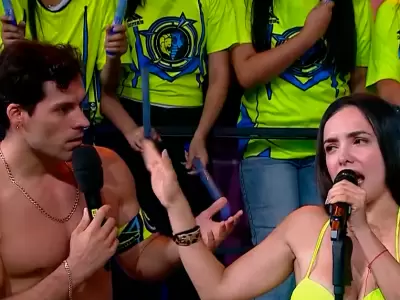 Ros�ngela Espinoza frena a Patricio Parodi tras intentar jugar "nariz con nariz" con ella.
