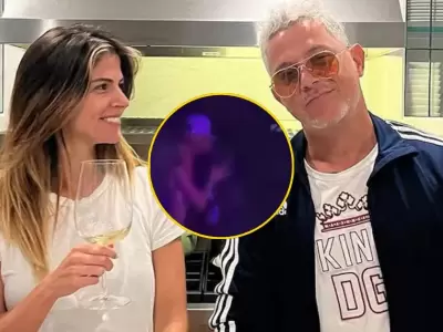 Stephany Cayo y Alejandro Sanz protagonizan tierno beso.