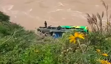 Bus con m�sicos de Show Selecci�n Huanri cae al r�o Mantaro.