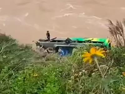 Bus con m�sicos de Show Selecci�n Huanri cae al r�o Mantaro.