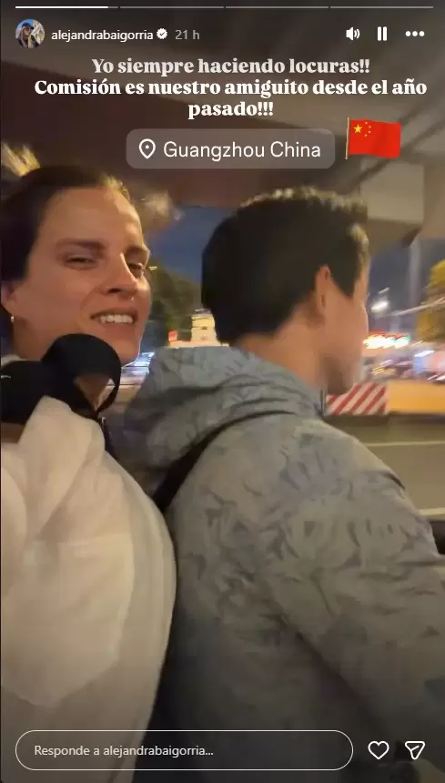 Alejandra Baigorria sonriente con su amigo en China.