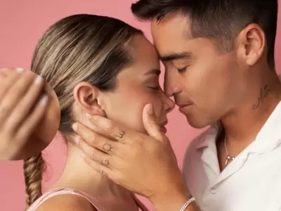 Rodrigo Cuba dedica rom�ntico mensaje a Ale Venturo y luce lujoso anillo