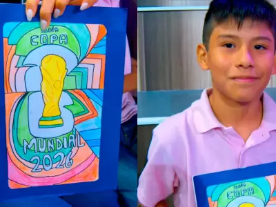 Ni�o dibuja a mano el �lbum del Mundial 2026.