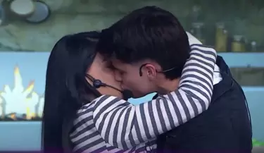 Onelia Molina y Kevin D�az se dan apasionado beso